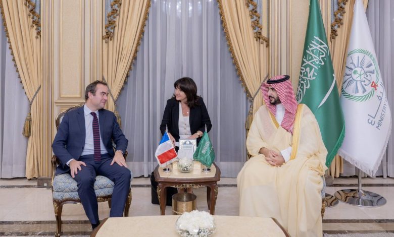وزير الدفاع السعودي ونظيره الفرنسي يبحثان في الرياض أفق التعاون العسكري وزير الدفاع السعودي ونظيره الفرنسي يبحثان في الرياض أفق التعاون العسكري
