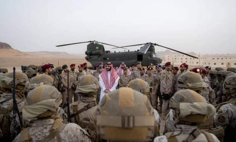 وزير الدفاع السعودي يشهد تمرين قوات «النخبة» وزير الدفاع السعودي يشهد تمرين قوات «النخبة»