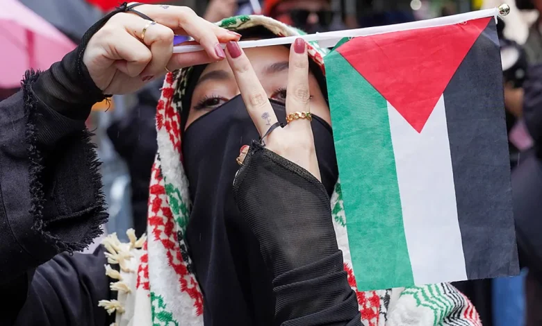 جامعة واشنطن توقف 21 طالباً عن الدراسة بسبب احتجاجات مؤيدة للفلسطينيين جامعة واشنطن توقف 21 طالباً عن الدراسة بسبب احتجاجات مؤيدة للفلسطينيين