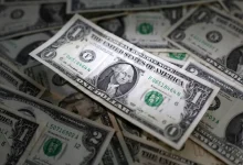 الدولار يتجه لتحقيق مكاسب أسبوعية مدعوماً بتفاؤل تجاري