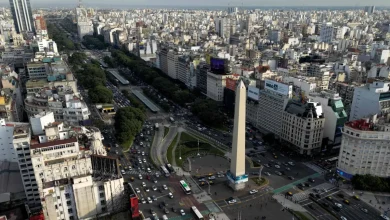 مصعد داخل مسلّة يفتح أفقاً بانورامياً في سماء بوينس آيرس