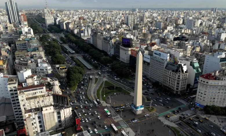 مصعد داخل مسلّة يفتح أفقاً بانورامياً في سماء بوينس آيرس مصعد داخل مسلّة يفتح أفقاً بانورامياً في سماء بوينس آيرس