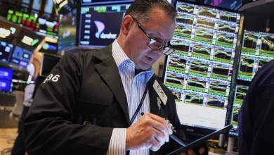 تراجع العقود الآجلة في وول ستريت والدولار بسبب خفض تصنيف الولايات المتحدة