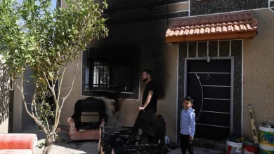 مستوطنون إسرائيليون يحرقون منازل ومركبات في بلدة بروقين بالضفة الغربية