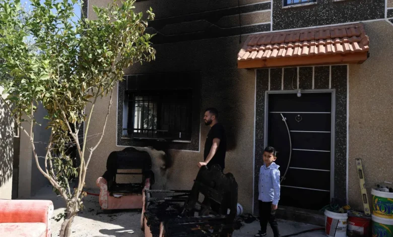 مستوطنون إسرائيليون يحرقون منازل ومركبات في بلدة بروقين بالضفة الغربية مستوطنون إسرائيليون يحرقون منازل ومركبات في بلدة بروقين بالضفة الغربية