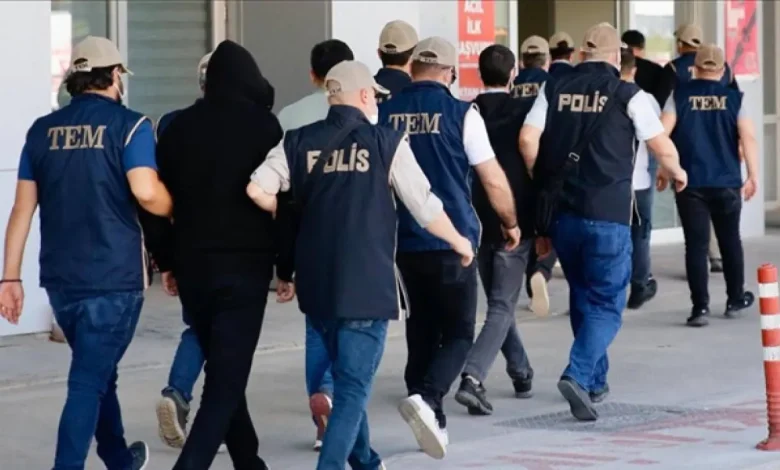 تركيا توقف عشرات الجنود بالجيش والشرطة لارتباطهم بـ«حركة غولن» تركيا توقف عشرات الجنود بالجيش والشرطة لارتباطهم بـ«حركة غولن»