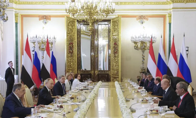 العليمي ينتقد من موسكو تقديم الحوافز الدولية للحوثيين العليمي ينتقد من موسكو تقديم الحوافز الدولية للحوثيين