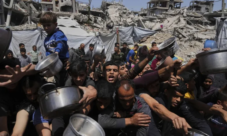 مقتل 30 فلسطينياً في غارة إسرائيلية على نقطة لتوزيع المساعدات برفح مقتل 30 فلسطينياً في غارة إسرائيلية على نقطة لتوزيع المساعدات برفح