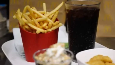 بعد إشادات «تيك توك»… هل تساعد الكولا والبطاطس المقلية حقاً في علاج الصداع النصفي؟