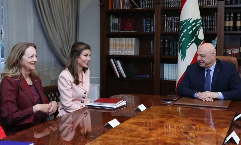 وفد فلسطيني في بيروت لوضع آلية تسليم السلاح وفد فلسطيني في بيروت لوضع آلية تسليم السلاح