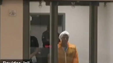قاض أميركي يوقف مؤقتا ترحيل أسرة مشتبه به في هجوم كولورادو