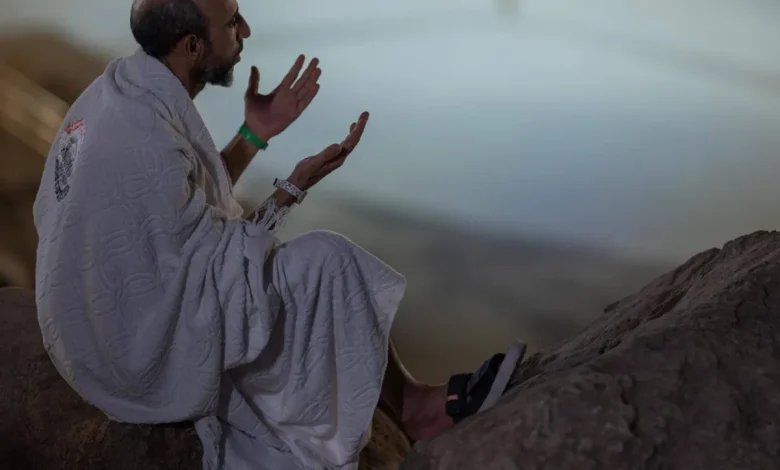 الحجاج يتوافدون على عرفات لأداء الركن الأعظم الحجاج يتوافدون على عرفات لأداء الركن الأعظم