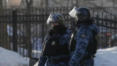 أميركي يغادر روسيا بعد إطلاق سراحه من مستشفى للأمراض النفسية
