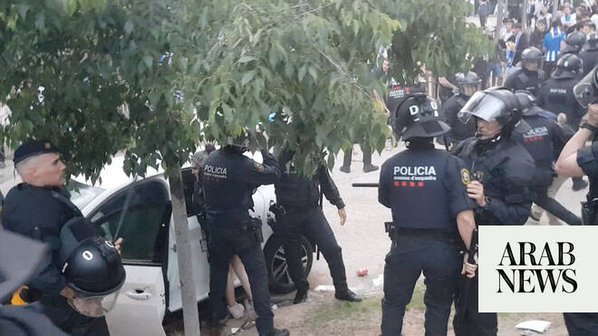 يحرث السيارات في حشد من إسبانيول مقابل برشلونة يصيب العديد من الناس يحرث السيارات في حشد من إسبانيول مقابل برشلونة يصيب العديد من الناس